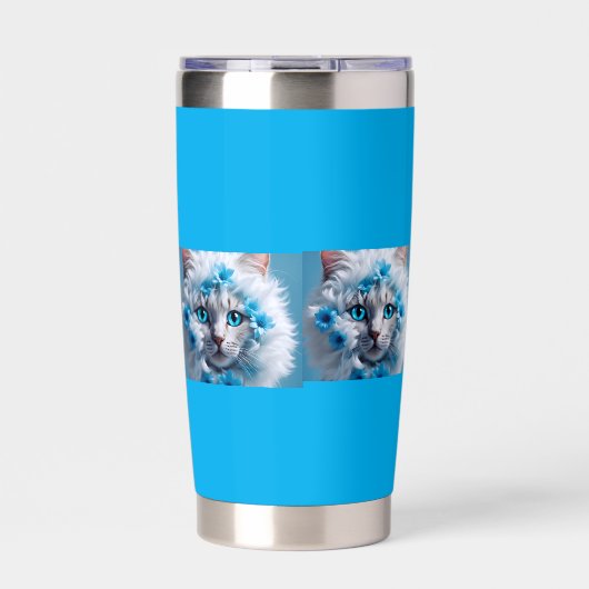 Regelmatige blauwe mok met mooie witte kat  geïsoleerde drinkbeker (Voorkant)