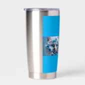 Regelmatige blauwe mok met mooie witte kat  geïsoleerde drinkbeker (Rechts)