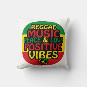 Regelontwerp met positieve quotes en reggadevlag kussen