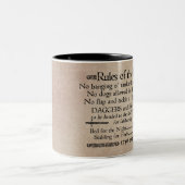 Regels van de Inn, 18e eeuwse Innkeeper Sign. Tweekleurige Koffiemok (Center)