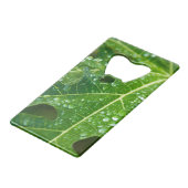 Regen druppels op groen Papaya Leaf Creditkaart Flessenopener (Voorkant Gekanteld)