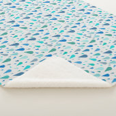 Regenachtig dagpatroon met blauwe regendruppels sherpa deken (3/4)