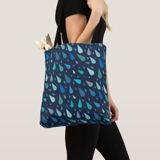 Regenachtig dagpatroon met blauwe regendruppels tote bag (Dichtbij)