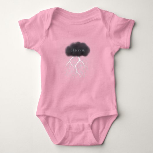Regenachtige Donderwolk Met Roze Baby Naam Romper (Voorkant)