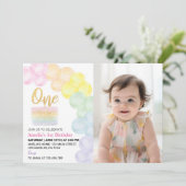 Regenboog ballon eerste verjaardag foto uitnodigin bedankkaart (Staand voorkant)