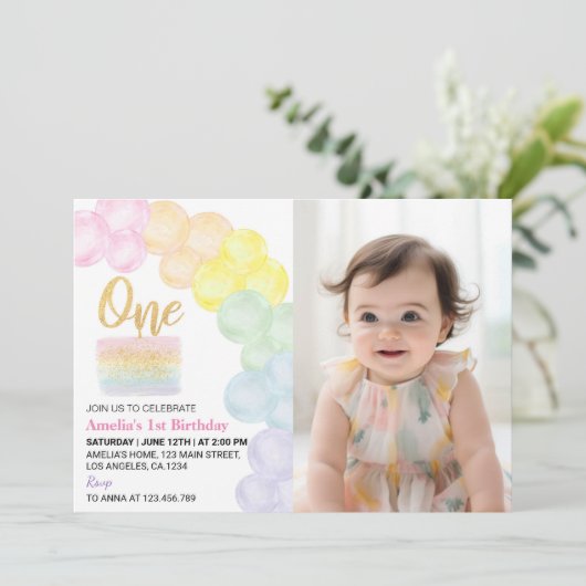 Regenboog ballon eerste verjaardag foto uitnodigin bedankkaart (Staand voorkant)