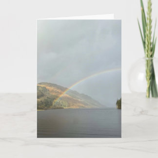 Regenboog boven een Hooglandmeer Kaart