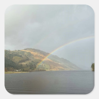 Regenboog boven een Hooglandmeer Vierkante Sticker