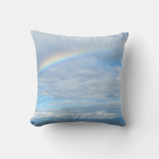 Regenboog boven eiland kussen