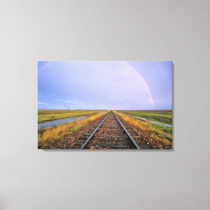 Regenboog boven spoorrails bij Fairfield Canvas Afdruk