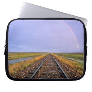 Regenboog boven spoorrails bij Fairfield Laptop Sleeve