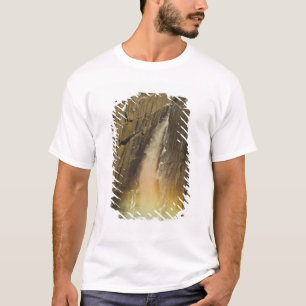 Regenboog boven Upper Yosemite Falls in Yosemite T-shirt