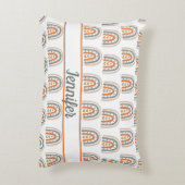 Regenboog bruin beige grijs wit monogram kinderkam accent kussen (Achterkant (Verticaal))