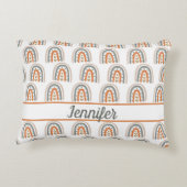 Regenboog bruin beige grijs wit monogram kinderkam accent kussen (Achterkant)