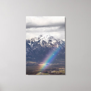 Regenboog en bergen na het storm canvas afdruk