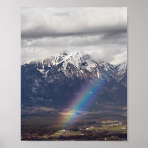 Regenboog en bergen na het storm poster