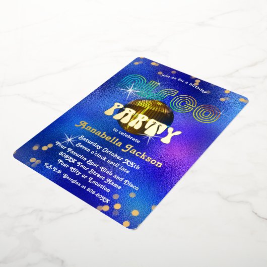Regenboog en Goud op Funky Blauwe Disco Party Folie Uitnodiging (Gedraaid)