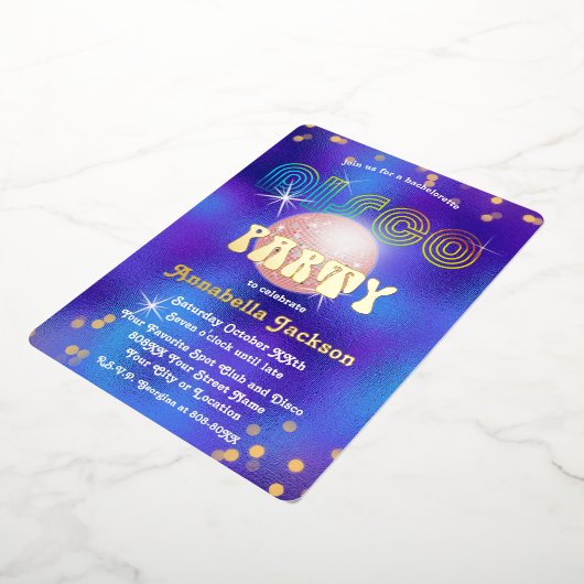 Regenboog en Goud op Funky Paarse Discofeest Folie Uitnodiging (Gedraaid)