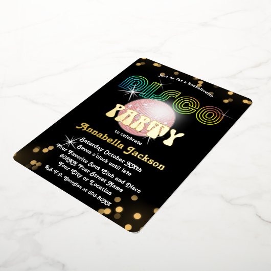 Regenboog en Goud op Zwarte Funky Disco Party Folie Uitnodiging (Gedraaid)