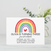 Regenboog en harten verjaardagsfeestje uitnodigen kaart (Staand voorkant)