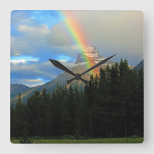 Regenboog- en stormachthebbers over het Snowy Fore Vierkante Klok