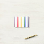 Regenboog en witte strepen post-it® notes (Op bureau)