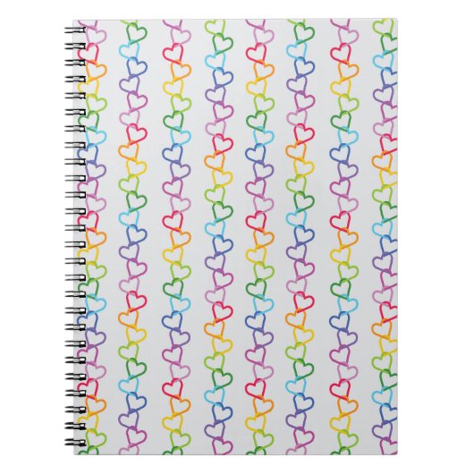 Regenboog gekleurde gelinkte liefdesharten op wit notitieboek (Voorkant)