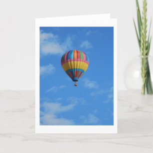 Regenboog hete luchtballon vliegen in de lucht kaart