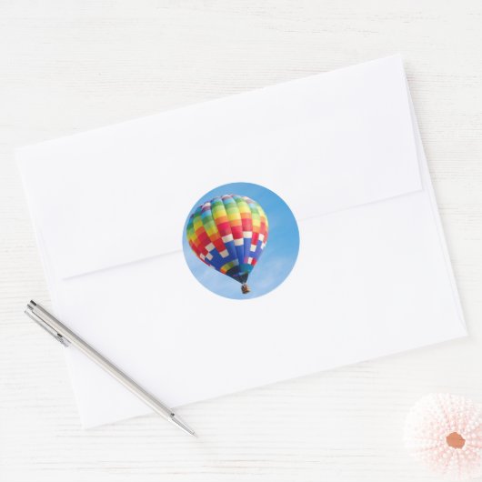 Regenboog heteluchtballon ronde sticker (Envelop)