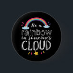 Regenboog in iemands cloudcitaat Inspirerend Ronde Button 5,7 Cm<br><div class="desc">Wees een regenboog in iemands wolk. Inspirerend en motivatie kleurrijk regenboogontwerp voor degenen die graag regenboog vinden na de regen. Cool, schattig en mooi leven citeren koopwaar voor hen die graag iemand willen juichen en hun dag willen verlichten. Ideaal om de Nationale Vondst van een Regenboogdag te vieren. Geweldig kerstcadeau...</div>