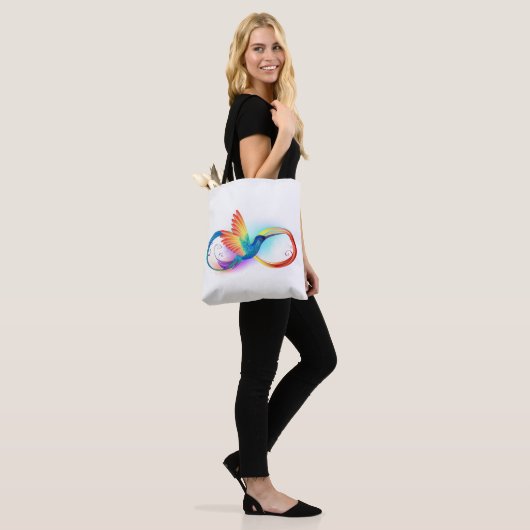 Regenboog Kolibrie met oneindigheidssymbool Tote Bag (Op model)