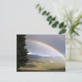 Regenboog over water tegen briefkaart van bergen (Staand voorkant)