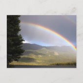 Regenboog over water tegen briefkaart van bergen (Voorkant)