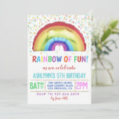 Regenboog van de uitnodiging van Fun Birthday (Staand voorkant)