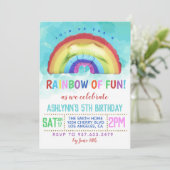 Regenboog van de uitnodiging van Fun Birthday (Staand voorkant)