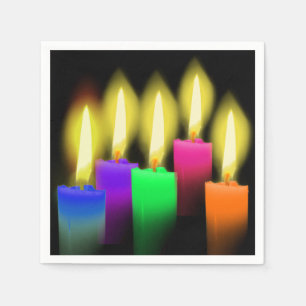 Regenboog verjaardagskaarsen op zwart servet
