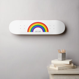Regenboog voor Gay Pride. Liefde is Liefde. Persoonlijk Skateboard