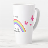 Regenboog, wees gelukkig vandaag. Vlinders en jouw Latte Mok (Rechterhoek)