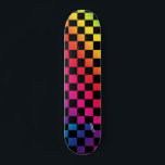 Regenboog & zwarte cheques & naam of tekst persoonlijk skateboard<br><div class="desc">Ga uit met deze regenboog en zwarte schaakbord. Volledig met jouw naam of tekst.</div>