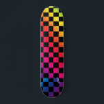 Regenboog & zwarte cheques & naam of tekst persoonlijk skateboard<br><div class="desc">Ga uit met deze regenboog en zwarte schaakbord. Volledig met jouw naam of tekst.</div>