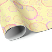 Regenboogbubbels op geel cadeaupapier (Rol Hoek)