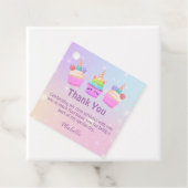 regenboogcupcakes bedankt meisje voor de eerste ve bedankjes labels (In situ)