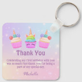 regenboogcupcakes dank je meisje 1 verjaardag sleutelhanger (Achterkant)