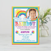 Regenboogdag fotouitnodiging van je kind kaart (Staand voorkant)