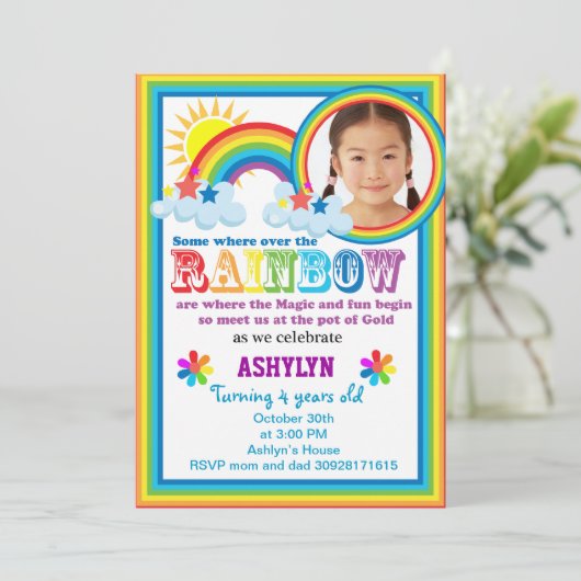 Regenboogdag fotouitnodiging van je kind kaart (Staand voorkant)