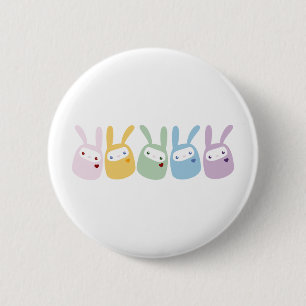 Regenbooggekleurde reuzenbunnies ronde button 5,7 cm