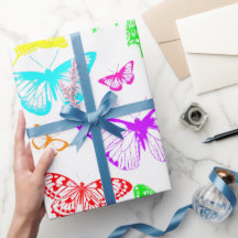 Regenbooggekleurde vlinders vliegen