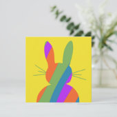 Regenbooggestreepte paashaas kaart (Staand voorkant)