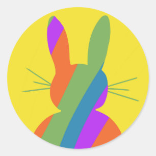 Regenbooggestreepte paashaas ronde sticker