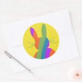 Regenbooggestreepte paashaas ronde sticker (Envelop)